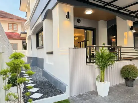 Ground-floor porch and sliding glass doors
