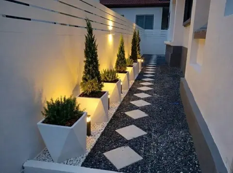 Side path with gravel, stepping stones and planters